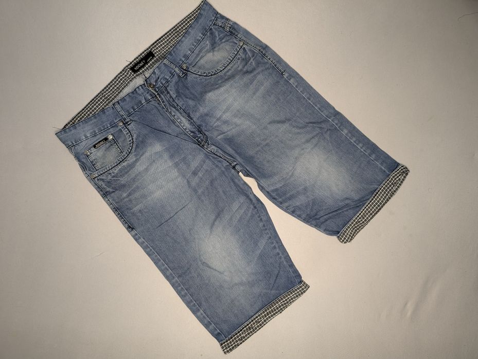Dwie pary męskich spodenek jeans