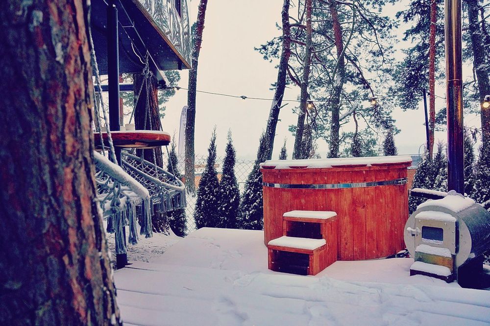 Domek na drzewie z jacuzzi nad brzegiem jeziora. Domek nad wodą