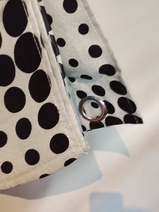 Cortina cinza claro com bolinhas pretas – NOVA