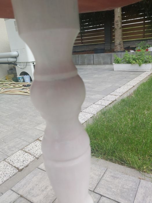 Drewniany biały stolik