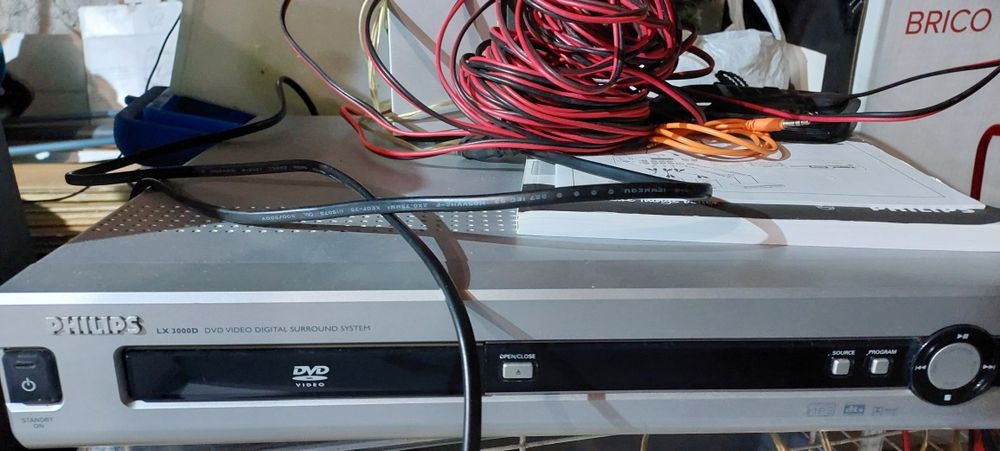 Leitor dvd com sistema surround + 3 Estantes com dvds e cds