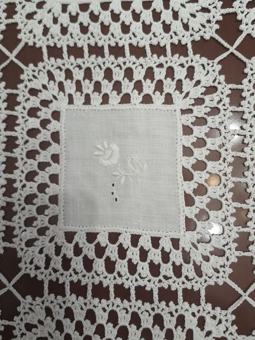 Toalha de mesa de renda e bordada