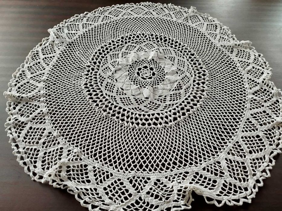 Toalha para mesa redonda em crochê feito a mão