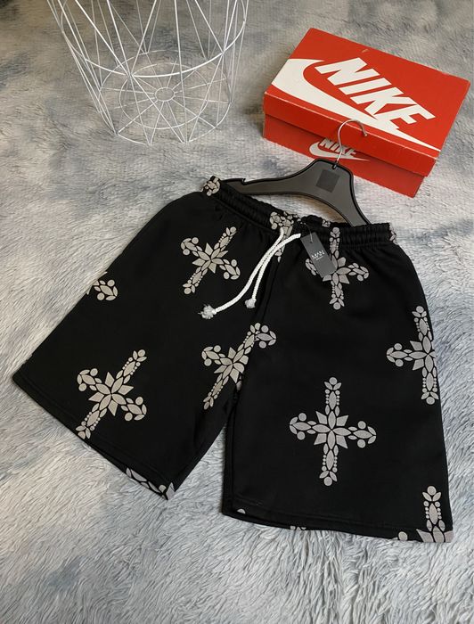 Продам мужчкие шорты черные новые с крестами boohoo