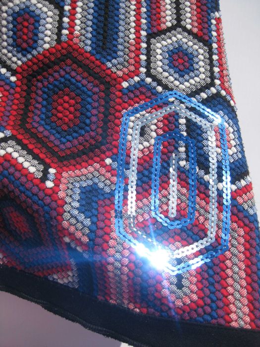 Яркое платье с принтом абстракция эффект вышивки Desigual L