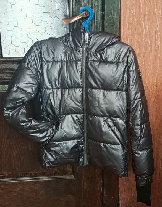 Продам теплую глянцевую курткочку для девочки