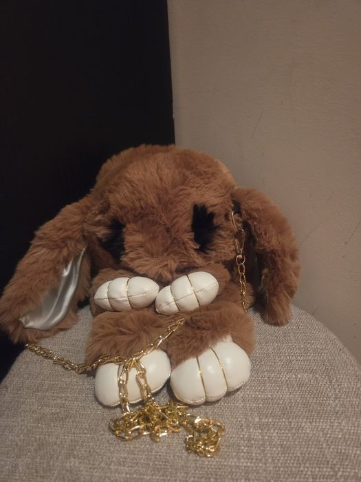 Mini mala peluche castanha com corrente dourada – NOVA