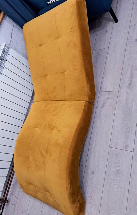 Sprzedam wygodny szezląg , w kolorze ciepłej źółci.