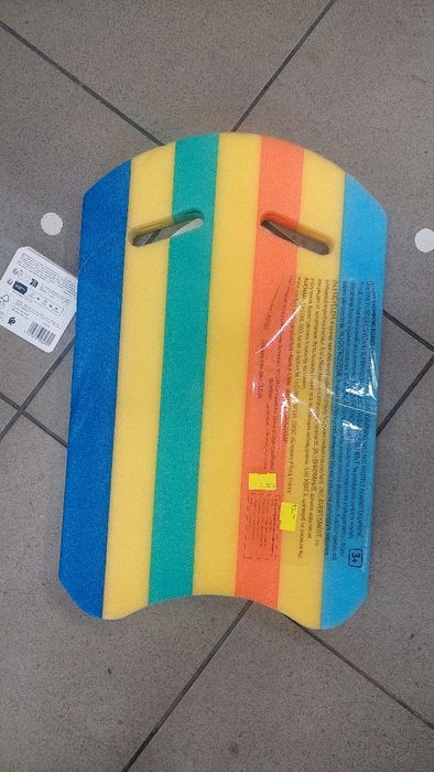 Piankowa deska z uchwytamu do nauki pływania