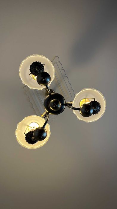 Candeeiro de teto vintage em latão 3 braços com cúpulas de vidro