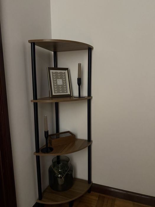 Estante castanha e preta