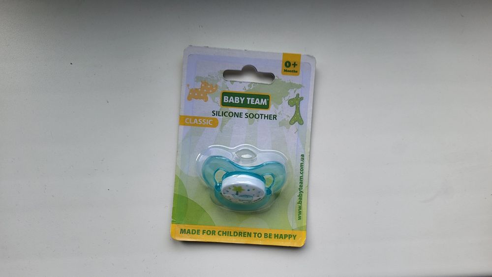 Деякі дитячі речі. Термометр для ванни. Пляшечки. Пустушка.