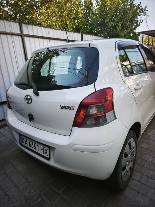 Продаётся личный автомобиль Toyota Yaris 2011 года