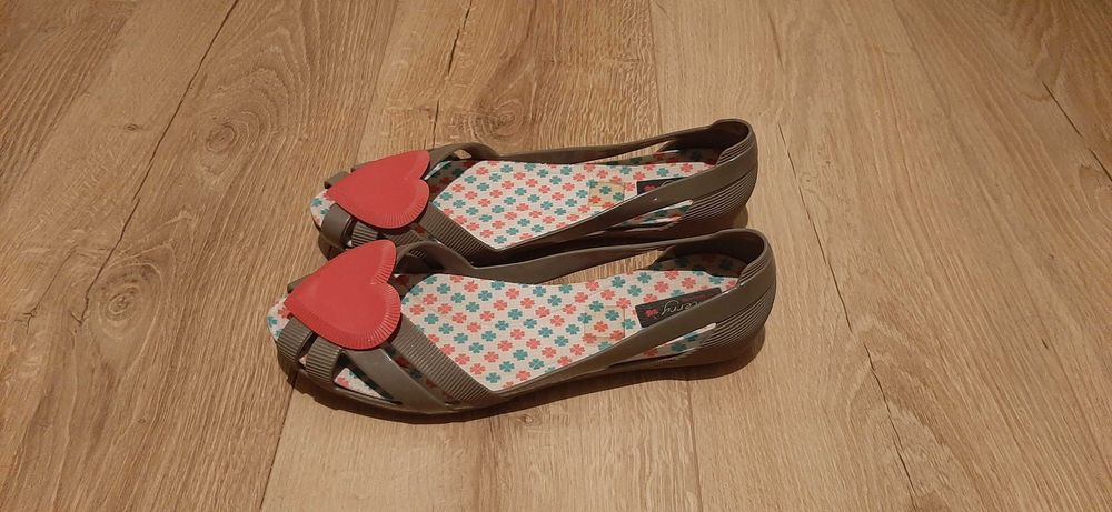 Sandálias amarelas rasas