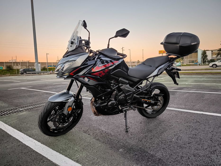 Kawasaki Versys 650 com Top Case Shad SH47