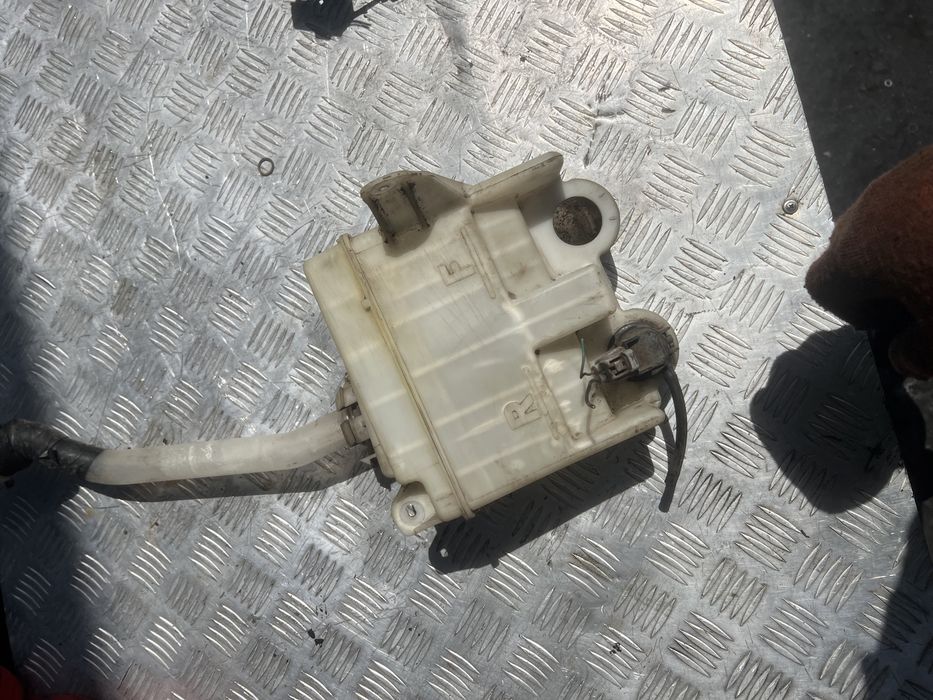 Бачок омывателя в сборе Toyota Isis Platana 2006