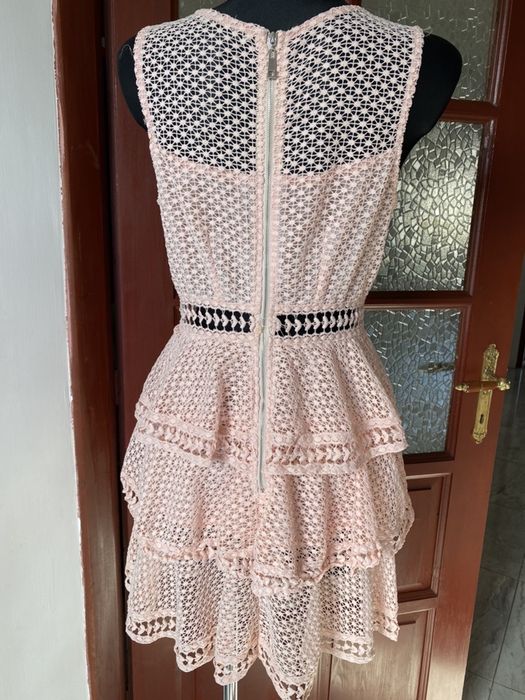 Ażurowa sukienka z falbanami