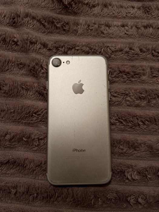 Продаю IPhone 7 Silver