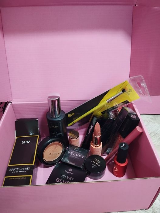 Бокси косметики Богенія