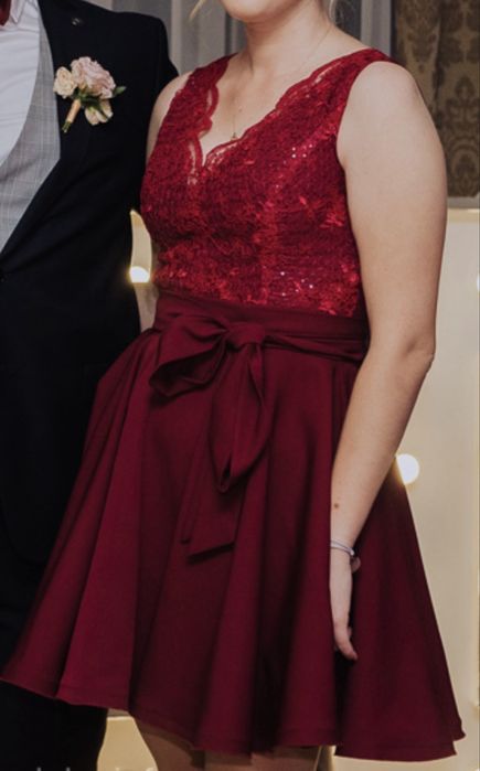 Elegancka bordowa sukienka z koronką – rozmiar 38