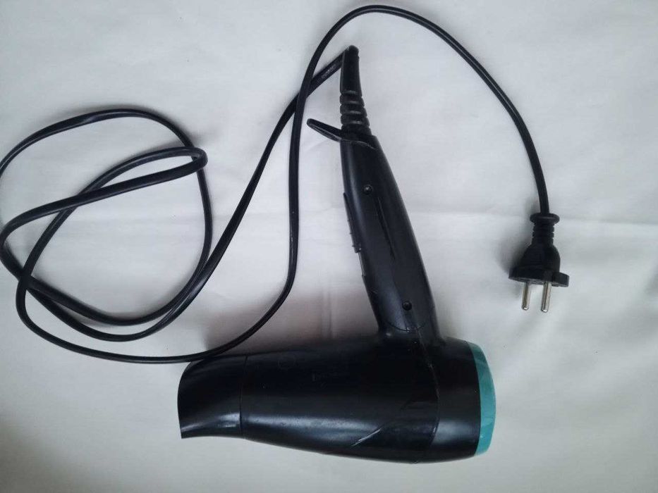 Компактний дорожній фен моделі Remington D1500