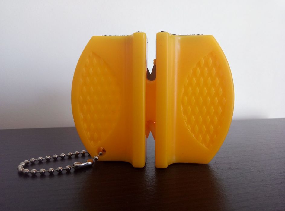 Точилка для ножей с двумя степенями заточки.