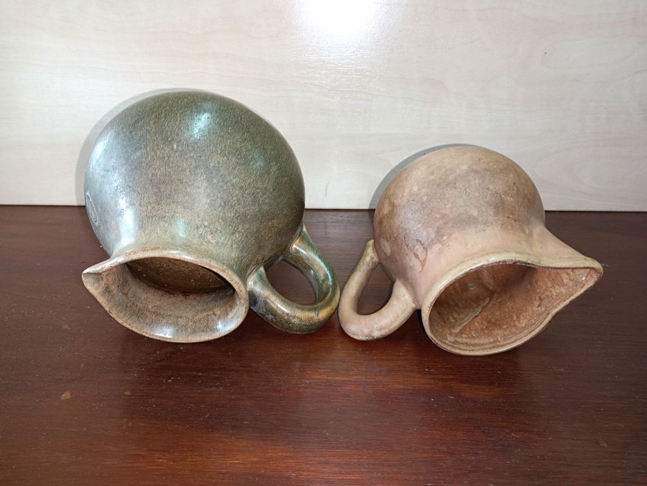 Par de canecas vintage em barro vidrado, com 12cm altura.
Perfeito est