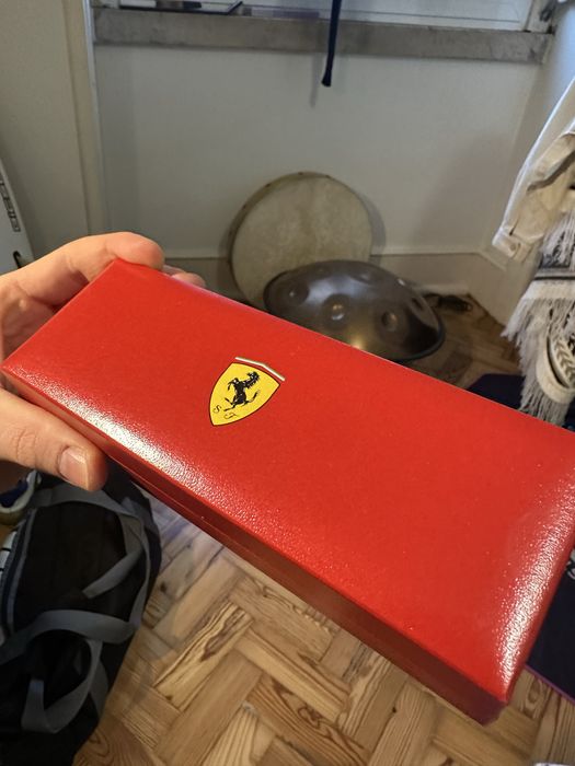 Caneta ferrari.