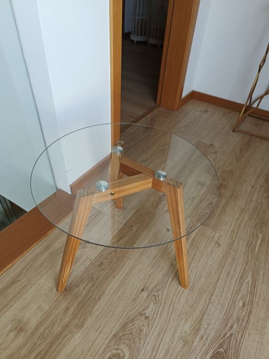 Mesa de apoio em vidro e perna Madeira