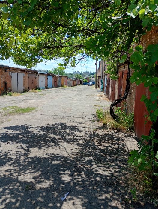 Гараж на Піонері 3.5*6. Світло Яма , погреб . Всі питання по телефону.
