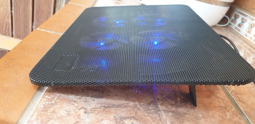 Placa com 4 ventoinhas para computador