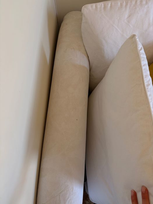 Sofá branco IKEA de 3 lugares.
