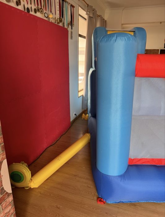 Insuflavel com trampolim e escorrega