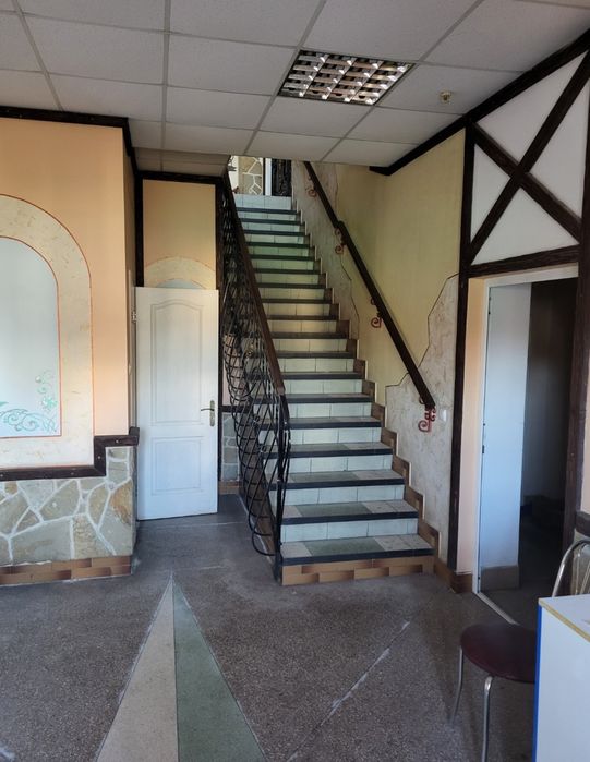 Продається окрема будівля.