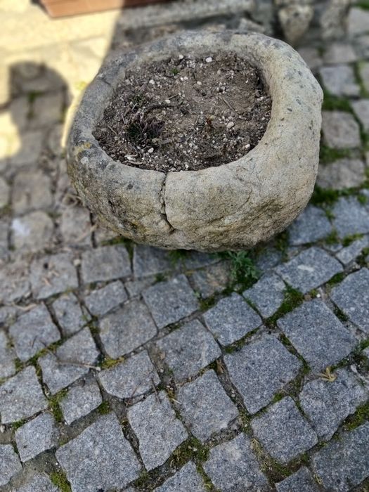 Lindas pias em pedra talhada a mão