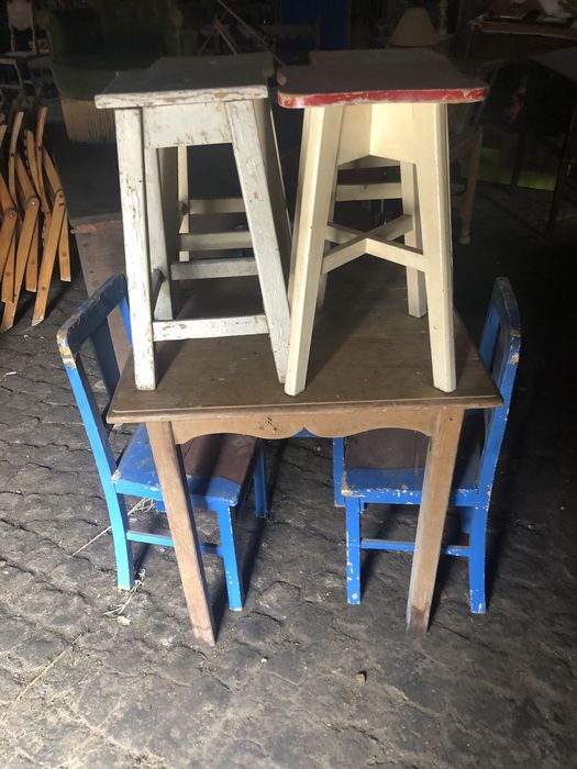 Conjunto mesa cadeira e bancos de taberna