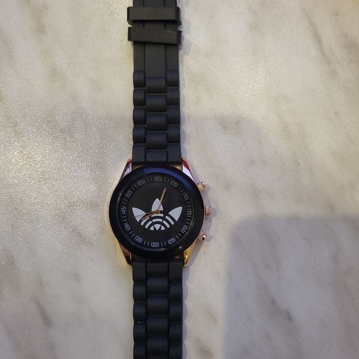 Czarny,uniwersalny zegarek