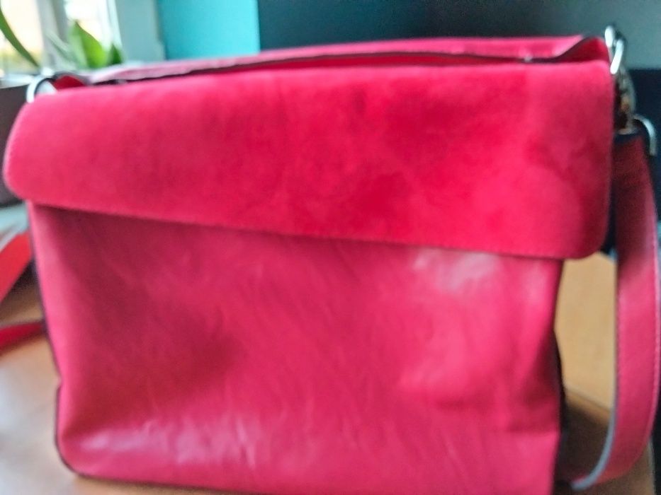 Efektowna torebka damska w kolorze malinowej czerwieni