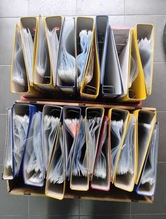 Segregatory biurowe z koszulkami A4 na dokumenty archiwa