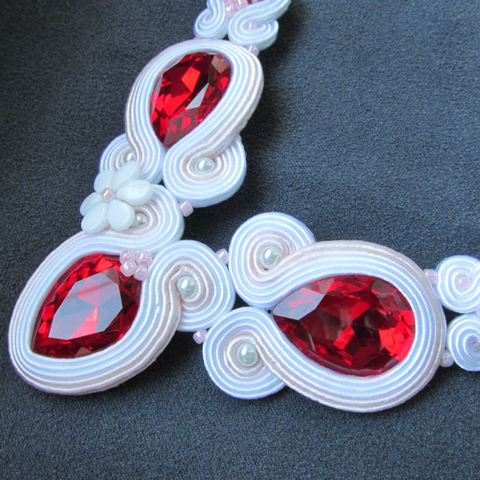 Biały ślubny naszyjnik z sutaszu.