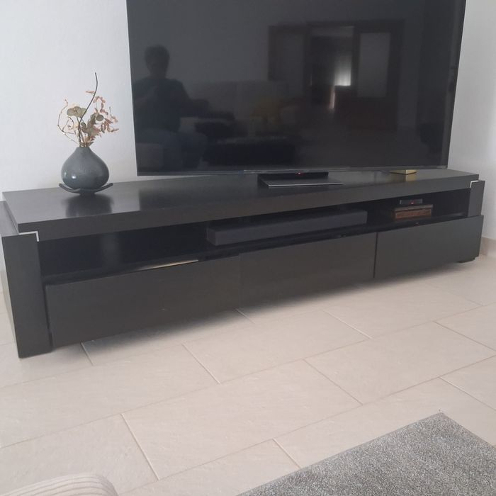 Móvel preto para TV