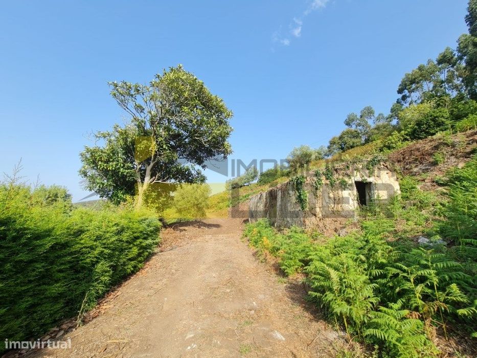 Ruína inserida em terreno urbano com 110m +2 parcelas de terreno Rú...