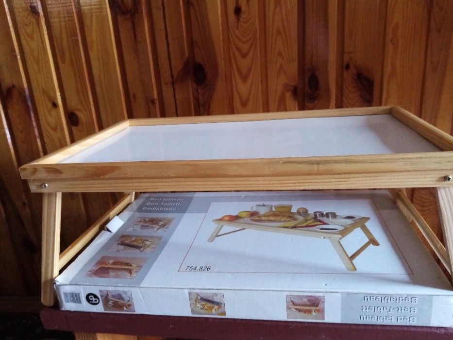 Деревяный столик для завтрака изготовлен в Словакии