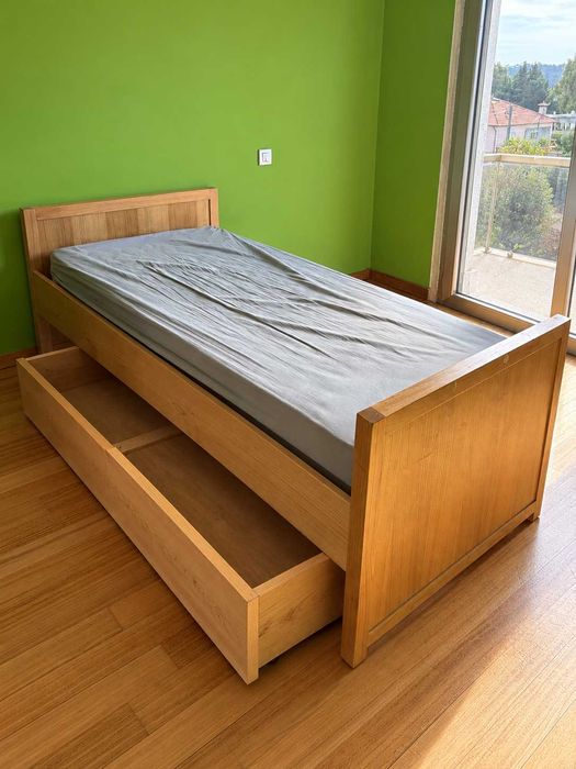 Cama de solteiro em madeira maciça com gavetão