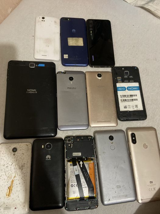 Лот смартфонів на деталі