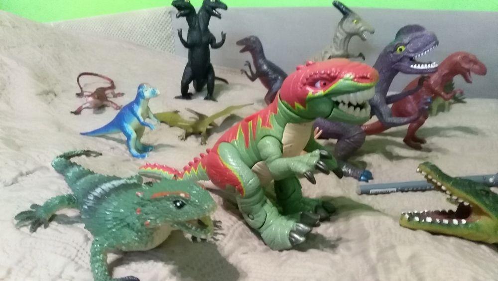 Sprzedam duży zestaw dinozaurów