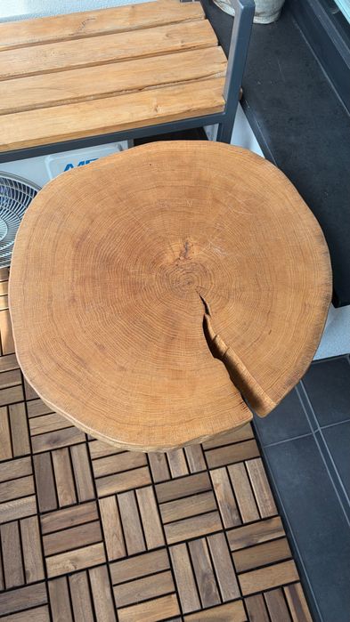 Stolik loftowy z litego drewna – plaster drewna, metalowe nogi