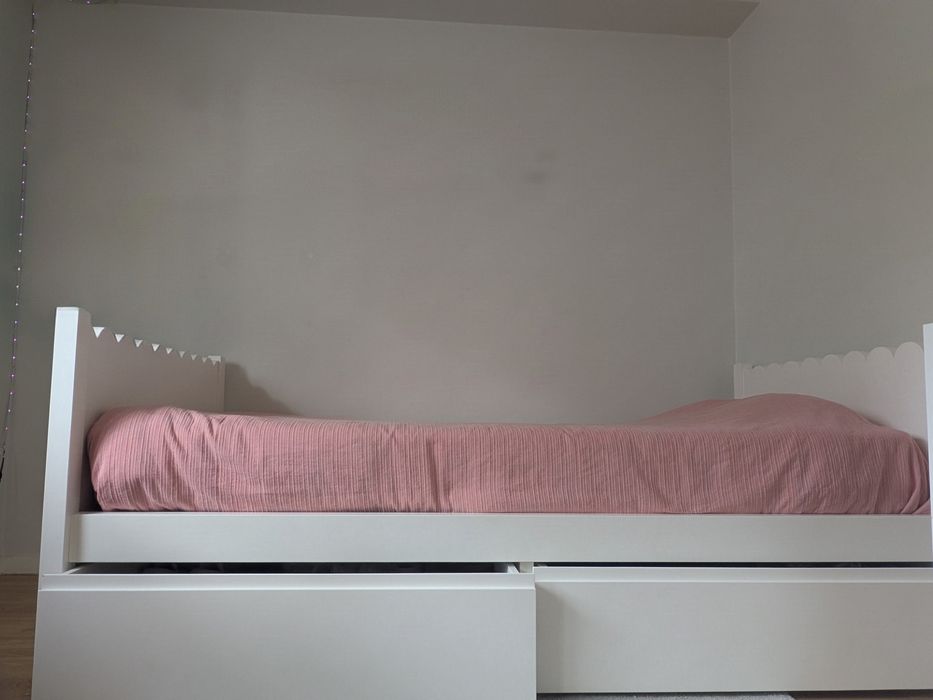 Cama de solteiro com gavetas