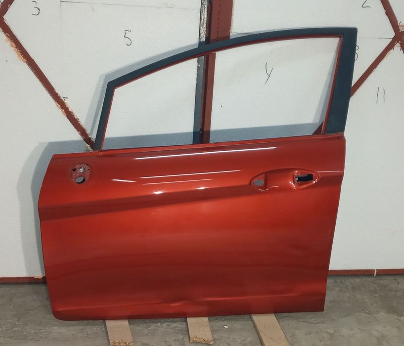 Двер ліва Ford fiesta седан. Америка.