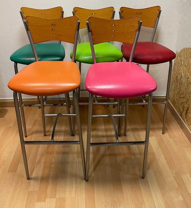 Nove cadeiras de bar altas com um design de meados do século,